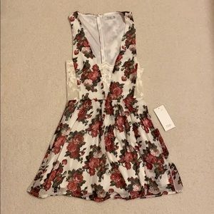 ⭐️Tobi floral dress with lace accents